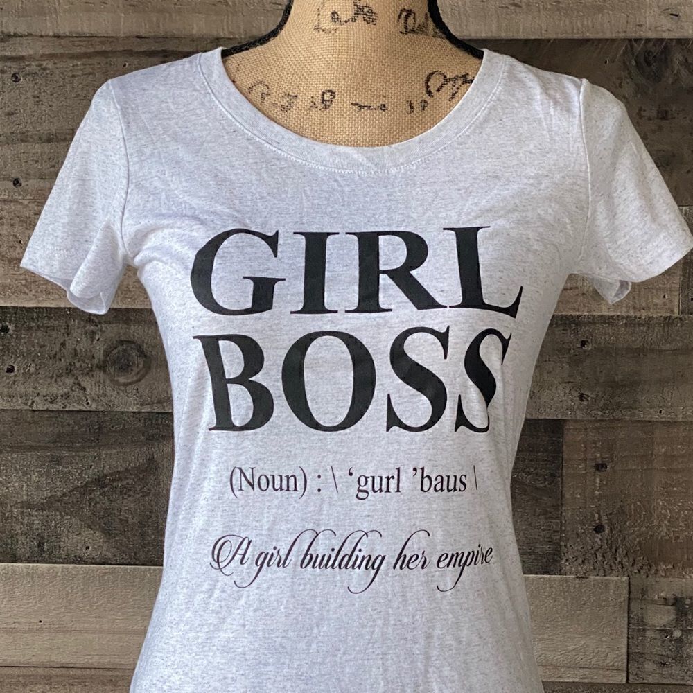 Girl Boss Top Grey Size M Short Sleeve Shirt‎